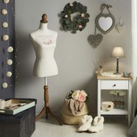 Chambre romantique avec guirlande, mannequin ancien et miroir cœur